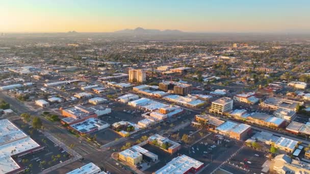 美国亚利桑那州梅萨市中心大街日落时的空中景观 — 图库视频影像
