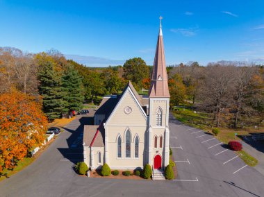 Wrentham, Massachusetts MA 'nın tarihi şehir merkezinde 47 Doğu Caddesi' ndeki Town Common 'da Trinity Episcopal Kilisesi hava manzarası. 