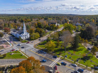 Wrentham tarihi şehir merkezi havacılık manzarası. Buna Wrentham, Massachusetts MA, ABD 'deki Cemaat Kilisesi ve Trinity Episcopal Kilisesi de dahil.. 