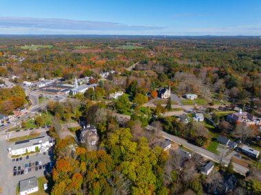 Wrentham tarihi şehir merkezi havacılık manzarası. Buna Wrentham, Massachusetts MA, ABD 'deki Cemaat Kilisesi ve Trinity Episcopal Kilisesi de dahil.. 