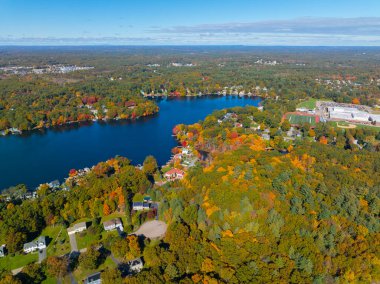 Archer Gölü ve Pearl Gölü hava manzarası Wrentham, Massachusetts MA, ABD 'nin tarihi şehir merkezi yakınlarında sonbaharda görüldü.. 