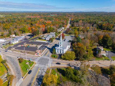 Wrentham, Massachusetts MA, ABD 'nin tarihi şehir merkezinde 1 Doğu Caddesi' ndeki Town Common 'da orijinal Cemaat Kilisesi hava manzarası. 