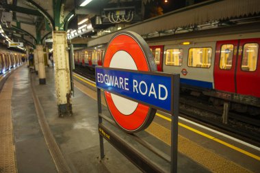 Londra, İngiltere 'de Westminster şehrindeki Edgware Yolu' ndaki Circle Line platformu.. 