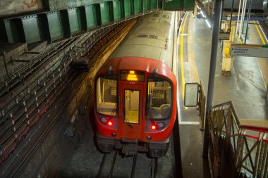 Londra, İngiltere 'de Westminster şehrindeki Edgware Yolu' ndaki metro tren hattı.. 