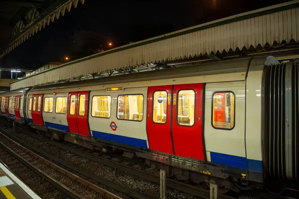 Londra, İngiltere 'de Westminster şehrindeki Edgware Yolu' ndaki metro tren hattı.. 