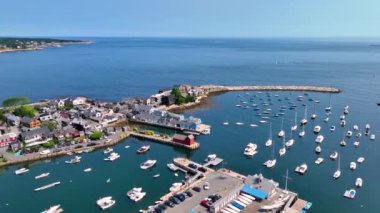 Rockport Limanı hava görüntüsü Bearskin Neck ve Motif 1 numaralı bina tarihi sahil kasabası Rockport, Massachusetts MA, ABD. 