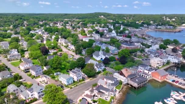 ロックポートハーバー ロックポート マサチューセッツ州ロックポートの歴史的なウォーターフロント村にあるベアスキンネックとモチーフナンバー1ビルを含む空中ビュー — ストック動画