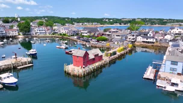 モチーフナンバー1 アメリカ合衆国マサチューセッツ州ロックポートの歴史的なウォーターフロント村の空中ビュー この建物は1840年に建てられた漁場で ニューイングランドの海洋の最も有名なシンボルです — ストック動画