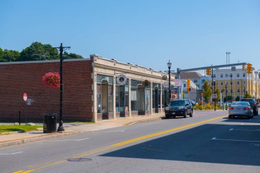 Hudson, Massachusetts MA, ABD 'nin tarihi şehir merkezindeki ana caddedeki tarihi ticari binalar. 