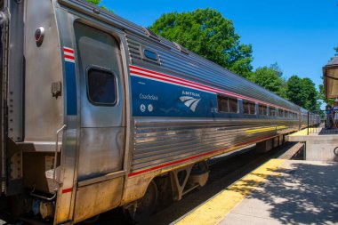 Amtrak Amfleet 1. Exeter Tren İstasyonu 'nda yaz aylarında tarihi şehir merkezi Exeter, New Hampshire NH' de 60 Lincoln Caddesi 'nde ders veriyorum.. 