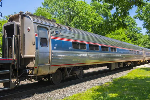 Amtrak Amfleet I Cafe araba Exeter Tren İstasyonu 'nda yaz aylarında 60 Lincoln Caddesi' nde tarihi şehir merkezi Exeter, New Hampshire NH, ABD. 