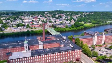 Boott Mills ve John E. Cox Memorial Köprüsü Merrimack Nehri üzerinde tarihi Lowell şehir merkezindeki Lowell Ulusal Tarih Parkı, Massachusetts MA, ABD. 