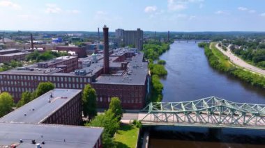 Boott Mills ve John E. Cox Memorial Köprüsü Merrimack Nehri üzerinde tarihi Lowell şehir merkezindeki Lowell Ulusal Tarih Parkı, Massachusetts MA, ABD. 