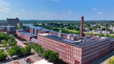Lowell, Massachusetts MA, ABD 'deki tarihi şehir merkezindeki Lowell Ulusal Tarih Parkı' ndaki Merrimack Nehri üzerindeki Boott Mills hava görüntüsü. 