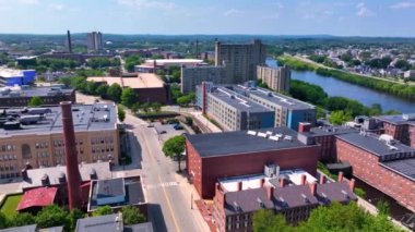 Lowell, Massachusetts MA, ABD 'deki tarihi şehir merkezindeki Lowell Ulusal Tarih Parkı' ndaki Merrimack Nehri üzerindeki Boott Mills hava görüntüsü. 