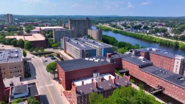 Lowell, Massachusetts MA, ABD 'deki tarihi şehir merkezindeki Lowell Ulusal Tarih Parkı' ndaki Merrimack Nehri üzerindeki Boott Mills hava görüntüsü. 
