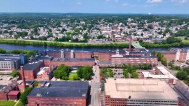 Boott Mills ve John E. Cox Memorial Köprüsü Merrimack Nehri üzerinde tarihi Lowell şehir merkezindeki Lowell Ulusal Tarih Parkı, Massachusetts MA, ABD. 