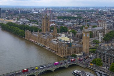 Big Ben, Westminster Sarayı ve Thames Nehri üzerindeki Westminster Köprüsü Londra, İngiltere 'deki hava manzarası. Big Ben ve Sarayı 1970 'ten beri UNESCO' nun Dünya Mirasları Bölgesi. 