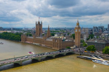 Big Ben, Westminster Sarayı ve Thames Nehri üzerindeki Westminster Köprüsü Londra, İngiltere 'deki hava manzarası. Big Ben ve Sarayı 1970 'ten beri UNESCO' nun Dünya Mirasları Bölgesi. 