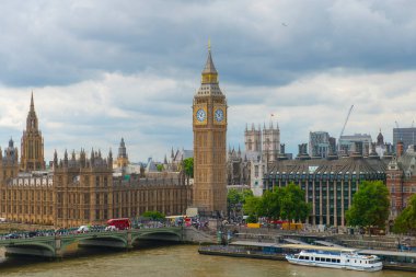 Big Ben, Westminster Sarayı ve Thames Nehri üzerindeki Westminster Köprüsü Londra, İngiltere 'deki hava manzarası. Big Ben ve Sarayı 1970 'ten beri UNESCO' nun Dünya Mirasları Bölgesi. 