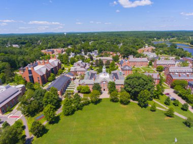 Phillips Exeter Akademisi Akademi Binası tarihi şehir merkezi Exeter, New Hampshire NH, ABD 'de. Bu bina kampüsün ana binası.. 
