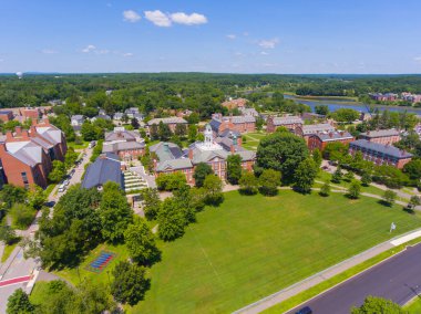 Phillips Exeter Akademisi Akademi Binası tarihi şehir merkezi Exeter, New Hampshire NH, ABD 'de. Bu bina kampüsün ana binası.. 