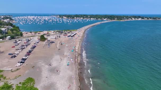 美国麻萨诸塞州马尔布黑德市的德弗罗海滩和马尔布黑德港上空飞行 游艇停泊在港口 — 图库视频影像