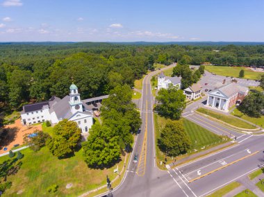 Sudbury tarihi şehir merkezi yaz aylarında Sudbury Kilisesi 'nin Birinci Bölgesi, Town Common' da belediye binası, Massachusetts MA, ABD. 