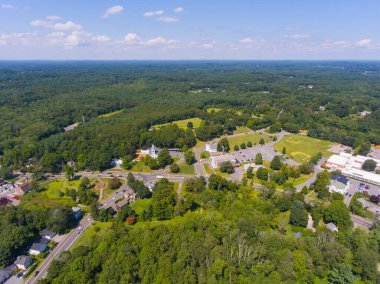 Sudbury tarihi şehir merkezi yaz aylarında Sudbury Kilisesi 'nin Birinci Bölgesi, Town Common' da belediye binası, Massachusetts MA, ABD. 