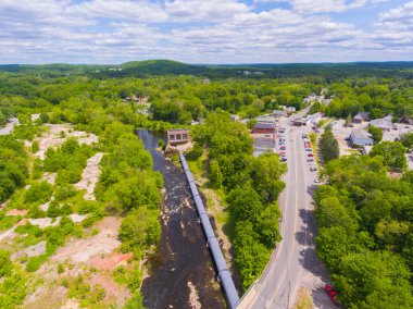 Pepperell tarihi şehir merkezindeki nehir kıyısındaki Nashua nehri ve baraj manzarası yaz aylarında, Pepperell, Massachusetts MA, ABD.