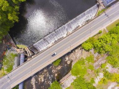 Pepperell tarihi şehir merkezindeki nehir kıyısındaki Nashua nehri ve baraj manzarası yaz aylarında, Pepperell, Massachusetts MA, ABD.