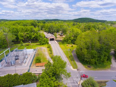Pepperell Kapalı Köprüsü, Pepperell tarihi şehir merkezi yakınlarındaki Nashua Nehri hava manzaralı, Pepperell, Massachusetts MA, ABD.