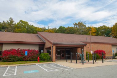 Bellingham Halk Kütüphanesi 100 Blackstone Caddesi 'ndeki tarihi şehir merkezinde Norfolk County, Massachusetts MA, ABD. 