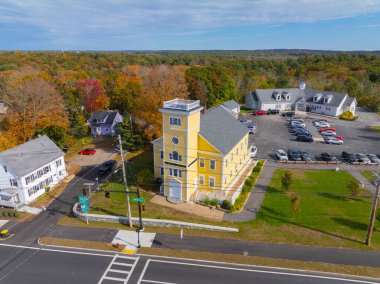 Bellingham Eski Şehir Salonu 'nun tarihi şehir merkezi Bellingham, Norfolk County, Massachusetts MA, ABD' deki 10 Mechanic Caddesi 'ndeki hava görüntüsü.. 