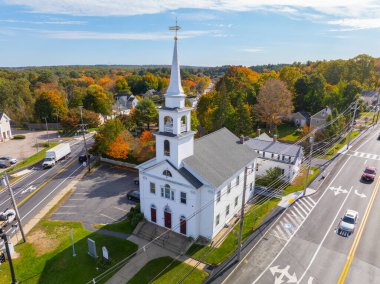 İlk Baptist Kilisesi hava görüntüsü sonbaharda Bellingham, Norfolk County, Massachusetts MA, ABD 'nin tarihi kasaba merkezinde ana caddede görüldü.. 