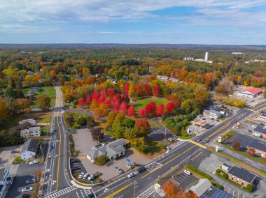 Bellingham Town ortak hava manzarası arka planda akçaağaç ağaçları, tarihi şehir Bellingham, Norfolk County, Massachusetts MA, ABD. 