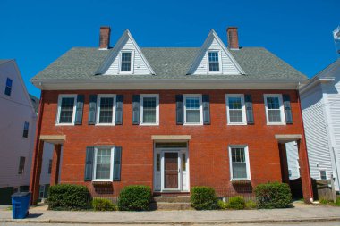 Manchester-by-the-Sea, Cape Ann, Massachusetts MA, ABD 'nin tarihi şehir merkezinde 18 Okul Caddesi' ndeki tarihi yerleşim evleri. 