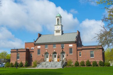 Tewksbury Belediye Binası, ilkbaharda Tewksbury, Middlesex County, Massachusetts MA, ABD 'nin tarihi şehir merkezinde Town Common' da 1009.. 