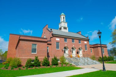 Tewksbury Belediye Binası, ilkbaharda Tewksbury, Middlesex County, Massachusetts MA, ABD 'nin tarihi şehir merkezinde Town Common' da 1009.. 