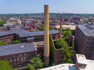 Lowell, Massachusetts MA 'daki Lowell Ulusal Tarih Parkı' nda Merrimack Kanalı 'nın yanındaki baca manzaralı Market Mills.. 