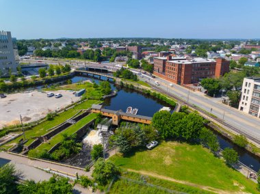 Lowell, Massachusetts MA, ABD 'deki tarihi şehir merkezi Lowell, Massachusetts' teki Lowell Ulusal Tarih Parkı 'ndaki Yukarı Pawtucket Kanalı' nda Bataklık Kapısı Kilitleniyor. 