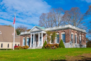 Wrentham, Massachusetts MA, ABD 'nin tarihi şehir merkezinde bulunan Town Common' daki Eski Fiske Müzesi. Bu bina müze olmadan önce Fiske Kütüphanesi 'ydi.. 