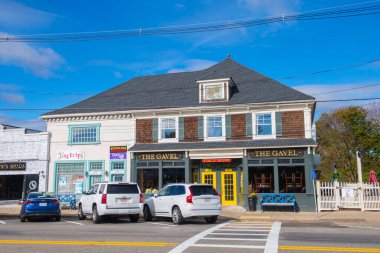 Wrentham, Massachusetts MA, ABD 'nin tarihi şehir merkezi Town Common' daki tarihi ticari bina..  