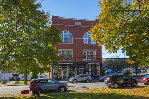 Hopedale Caddesi 'ndeki Harrison Block binası Hopedale' in tarihi şehir merkezinde, Worcester County, Massachusetts MA, ABD.  