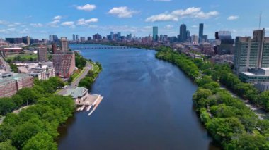 Cambridge 'in soldaki hava görüntüsü ve sağdaki Boston Back Bay. Harvard Köprüsü ile Charles River, Boston, Massachusetts MA, ABD. 