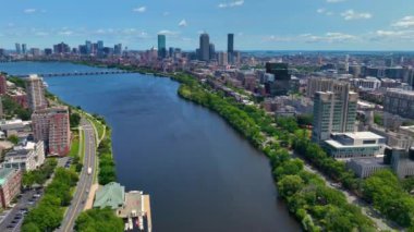 Cambridge 'in soldaki hava görüntüsü ve sağdaki Boston Back Bay. Harvard Köprüsü ile Charles River, Boston, Massachusetts MA, ABD. 