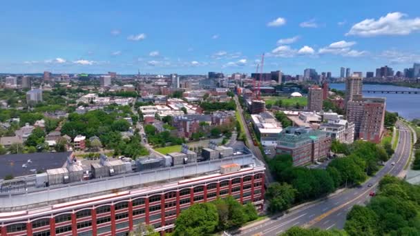 美国马萨诸塞州波士顿市查尔斯河上的哈佛大桥连接剑桥和波士顿后海湾的空中景观 — 图库视频影像