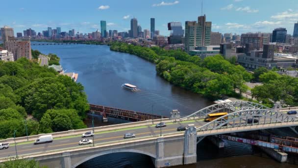 波士顿大学大桥横跨查尔斯河空中景观 剑桥在左边 波士顿后海湾在右边 波士顿 马萨诸塞州 — 图库视频影像