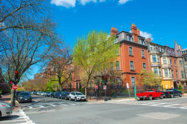 Marlborough Caddesi 'ndeki tarihi yerleşim yerleri Berkeley Caddesi' nde Back Bay bölgesinde, Boston şehri, Massachusetts MA, ABD. 