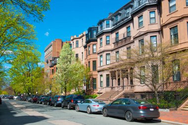 25 ve 27 Marlborough Caddesi 'ndeki tarihi yerleşim yerleri Berkeley Caddesi ile Back Bay semti Arlington Caddesi arasında, Boston şehri, Massachusetts MA, ABD. 